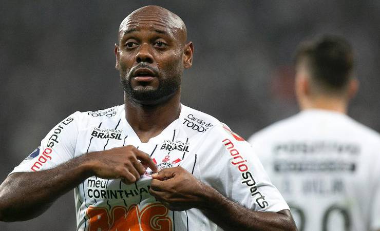Vagner Love elogia torcida corintiana e cita ponto negativo da flamenguista
