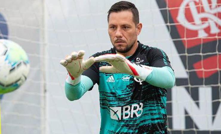 Diego Alves, testes e golaço de Pedro à la Ibra: o treino de sábado no Fla
