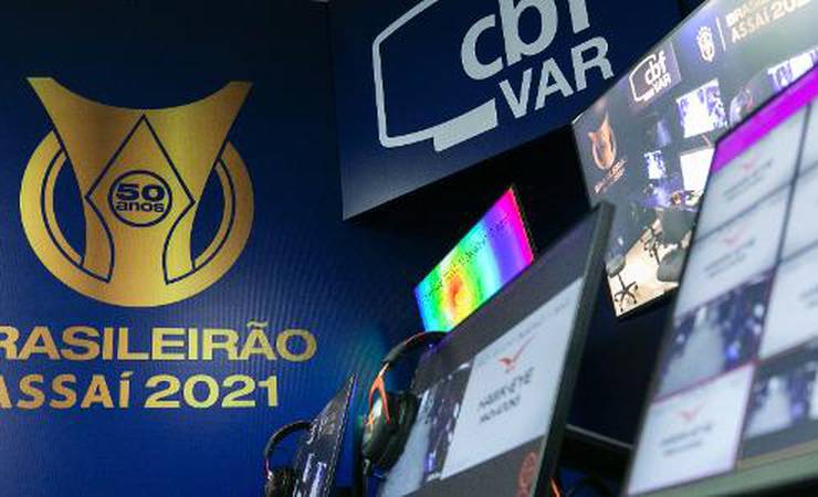 Julio Gomes: Caldo do futebol brasileiro atrapalha demais as arbitragens