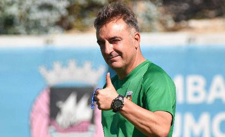 Carvalhal elogia Fla, mas recusa transferência por causa da covid no Brasil