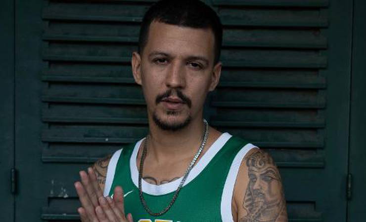 Ele cantou ao lado de Romário. Hoje, homenageia o 'Baixinho' em música