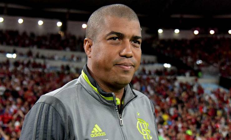 Invicto no Flamengo, interino segue afastado e com futuro indefinido