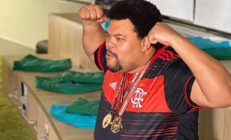 Ex-BBB Babu Santana posa com camisa do Flamengo em homenagem a Gabigol