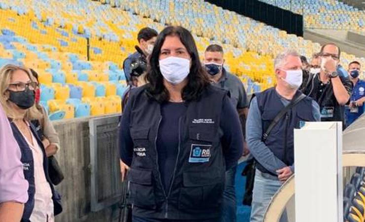 Secretária de saúde palestra para jogadores de Fla e Bangu antes do jogo