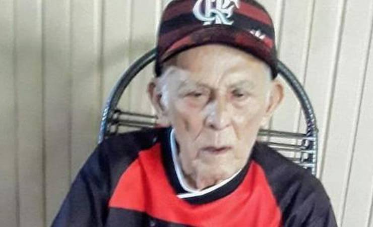 Idoso de 102 anos sobrevive à covid e deixa hospital sob hino do Flamengo