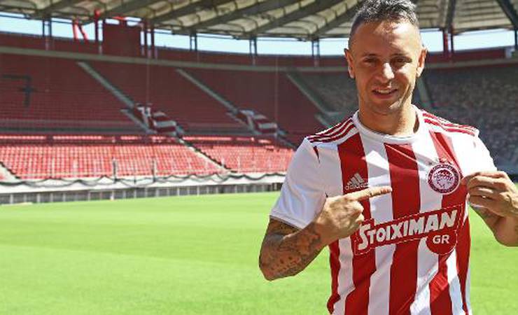 Ex-Flamengo, lateral Rafinha se apresenta ao Olympiacos: 'Muito feliz'