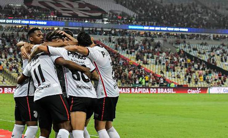 Athletico provoca após 3 a 0 no Flamengo: 'Grama sintética fez diferença'