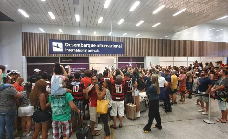 Flamengo muda programação e desembarca no saguão para atender torcida