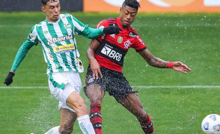 Marcelo D2 critica gramado e Juventude brinca: 'Da neblina não reclama'