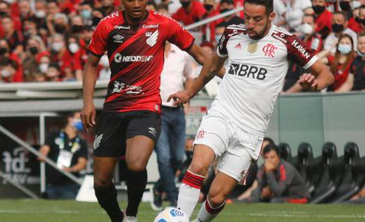 Gabigol faz dois pelo Fla, mas Athletico reage e empata nos acréscimos