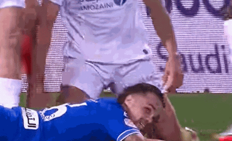 Michael, ex-Fla, perde gol inacreditável sem goleiro pelo Al Hilal; assista