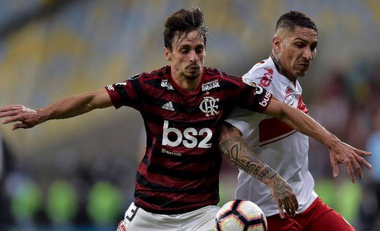 Guerrero diz que "não escutou" vaias e evita falar sobre seleção peruana