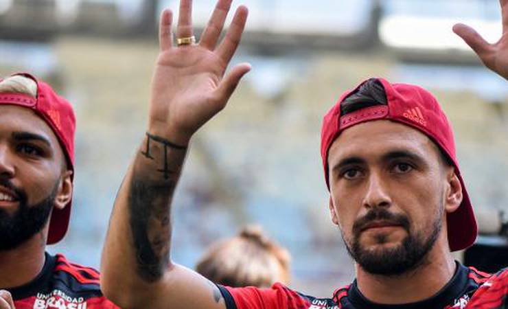 Por que o Flamengo puxa freio de mão e não repete agressividade no mercado