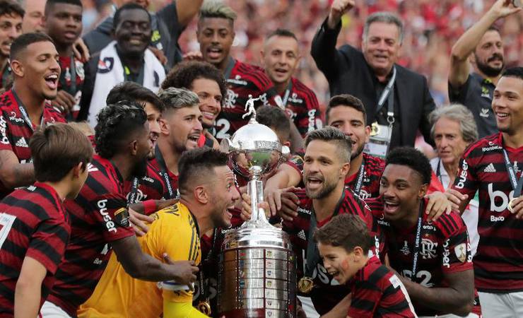 Flamengo pode ser multado por crianças no campo em festa na Libertadores