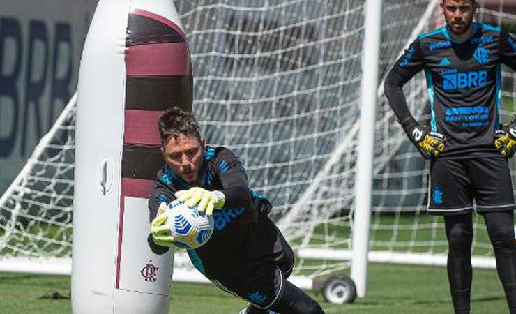 Diego Alves deve seguir fora do Flamengo e zagueiro volta para o Fla-Flu
