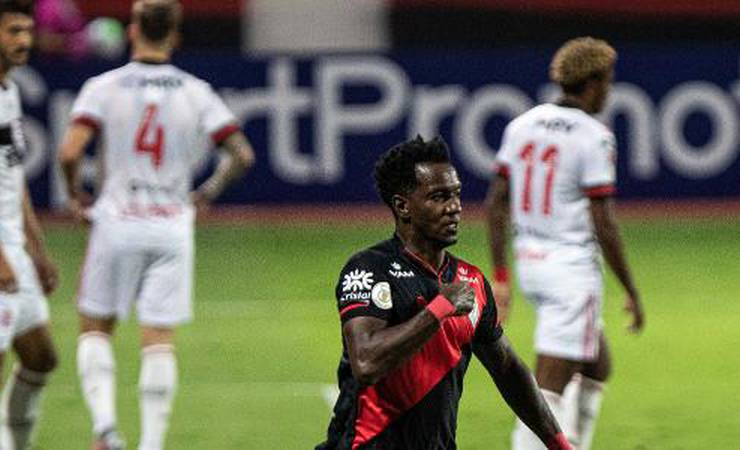Hyuri diz que Flamengo estava 'muito calado' na derrota para o Atlético-GO
