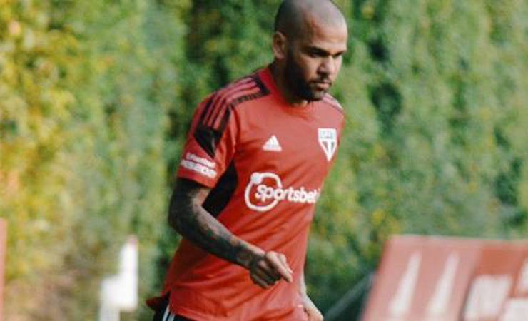 Em qual time brasileiro Daniel Alves cairia bem? Colunistas opinam