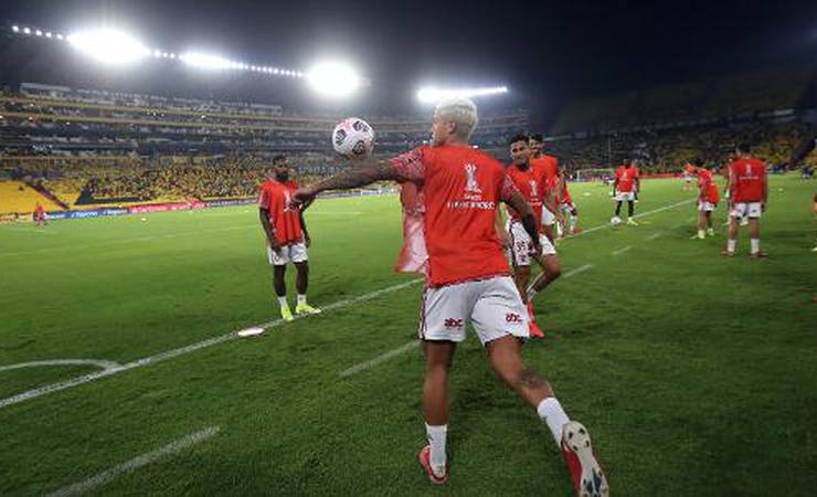 Flamengo pode ser multado por não devolver coletes em jogo da Libertadores