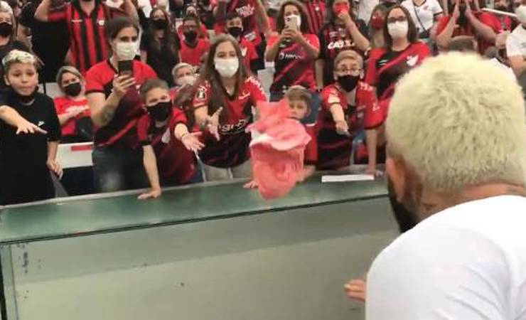 Gabigol dá camisa a torcedora do Athletico que sonhava com valsa de 15 anos