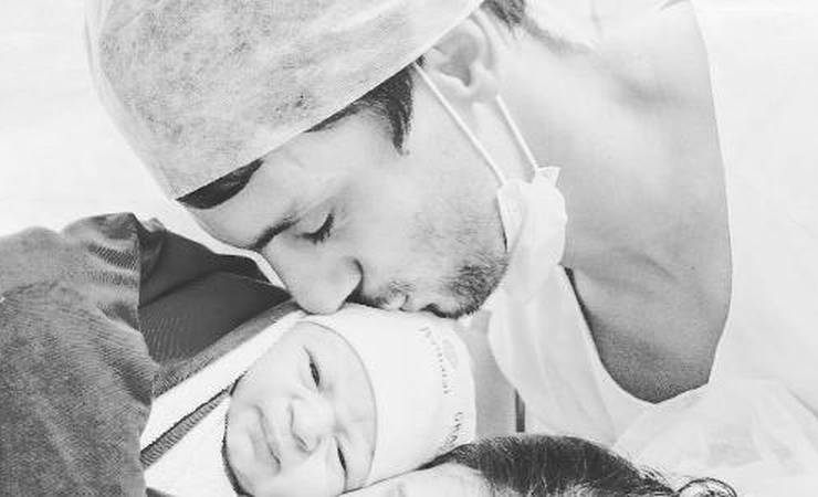 Rodrigo Caio celebra nascimento do primeiro filho: 'Um amor inexplicável'
