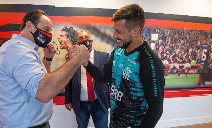 Ceni divide elogios para Diego Alves e Hugo na chegada ao Flamengo