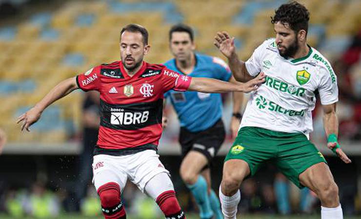 "A gente tinha que caprichar", diz Everton Ribeiro após empate sem gols