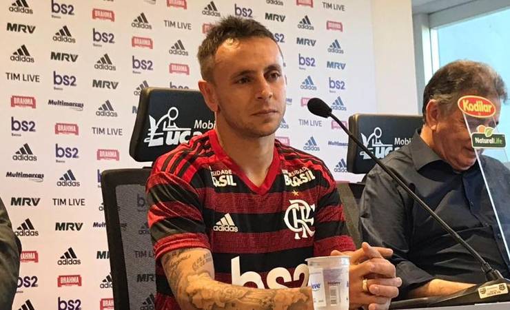 Regularizado, Rafinha pode fazer estreia pelo Flamengo contra o Athletico