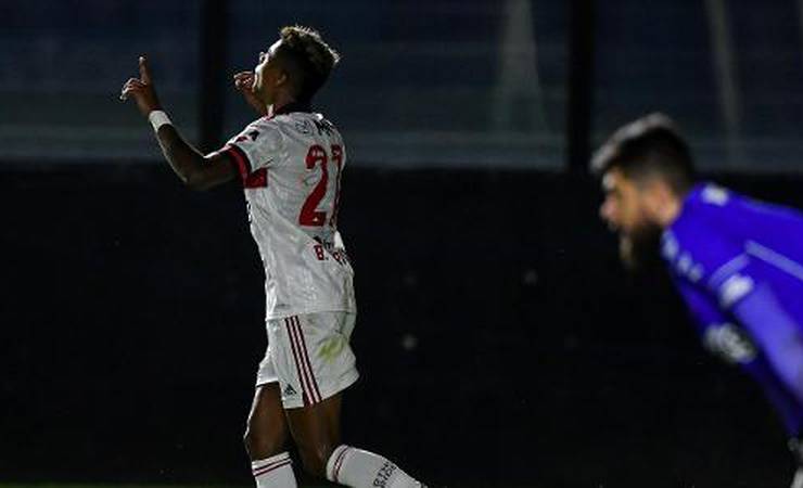 Flamengo vira sobre Vasco e vence com gol de Bruno Henrique