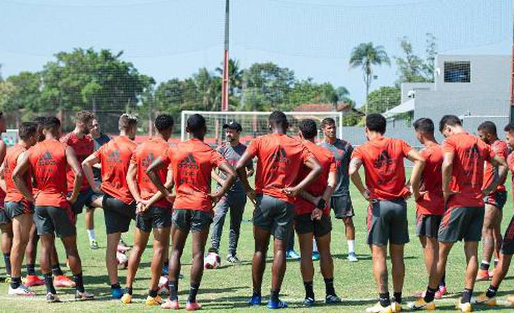 Flamengo encara Boavista por liderança e em ritmo de "chegada e partida"