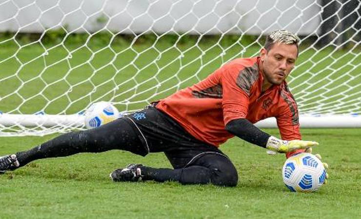 Diego Alves volta ao time do Flamengo contra o Juventude; Diego segue fora