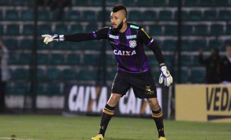 Muralha deixa Fla pra trás e celebra fase no Coritiba: "extremamente feliz"