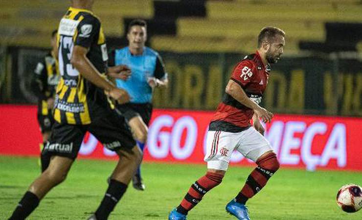 Em novo papel com Ceni, Everton Ribeiro busca recuperar protagonismo