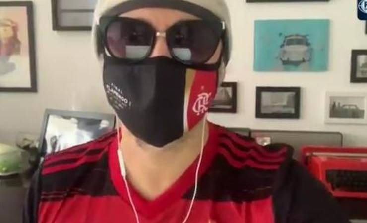 Flávio Gomes paga aposta e veste camisa do Flamengo após bi carioca