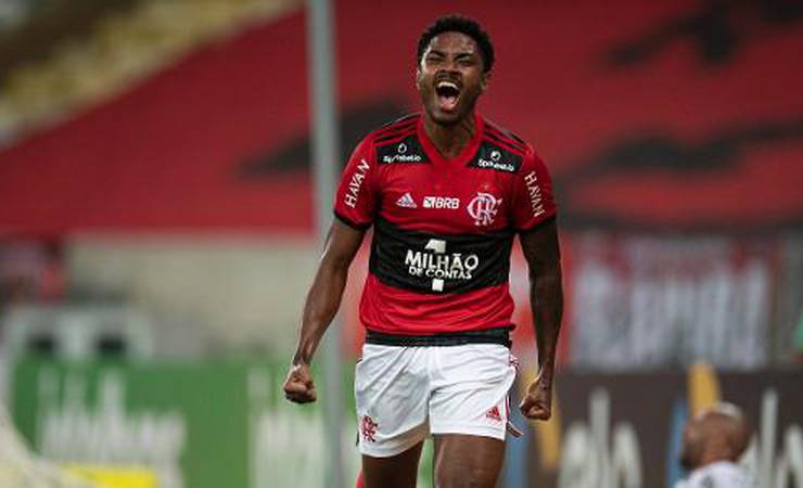 Embalado, Vitinho celebra boa fase no Flamengo: 'Números importantes'
