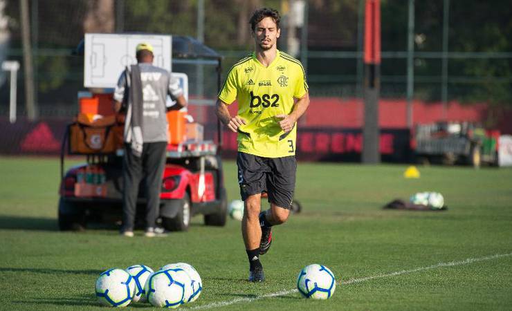 Rodrigo Caio e Vitinho treinam com o elenco e devem voltar contra o Inter