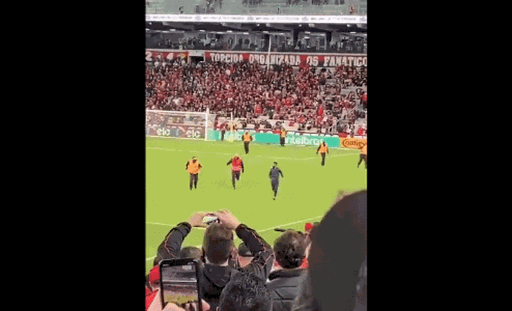 Torcedor invade campo e põe seguranças 'na roda' em Athletico x Flamengo