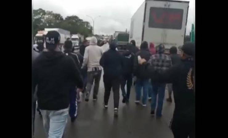 Corintianos furam bloqueio bolsonarista na estrada rumo ao Maracanã