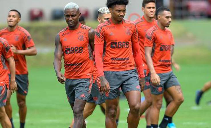Vitinho e Lázaro dividem liderança nas assistências do Flamengo