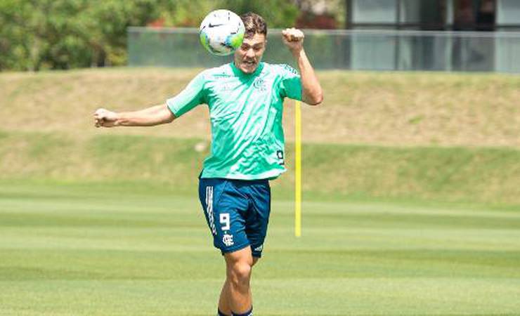 Bastidores do Fla: goleiro e zagueiro Sub-20 treinam com os profissionais