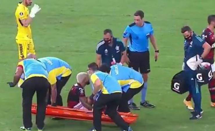 Gabigol deixa jogo com dor no tornozelo e reclama: "campo de bosta"