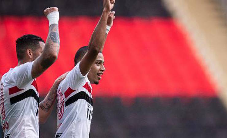 Volpi pega 2 pênaltis, dá até assistência e São Paulo vence Fla por 4 a 1