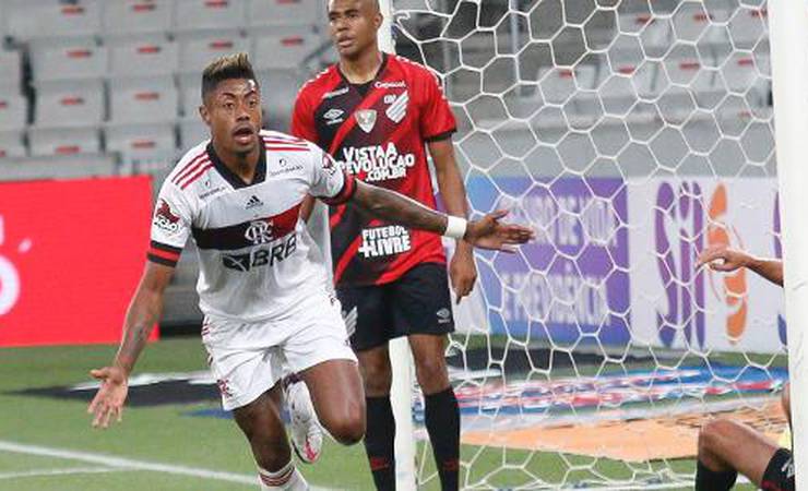Bruno Henrique marca, Hugo pega pênalti e Flamengo bate o Athletico