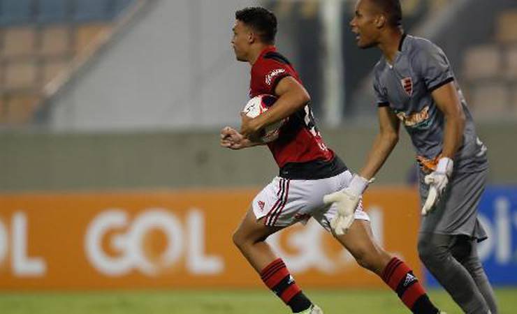Victor Hugo ganha sua primeira chance entre os profissionais do Flamengo