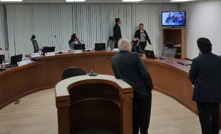 Torcedor pode pedir ao STJD perda de pontos para time devedor de salários?