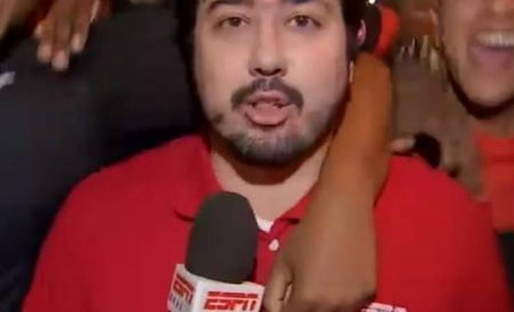 Repórter da ESPN é "engolido" por torcida flamenguista em boletim ao vivo