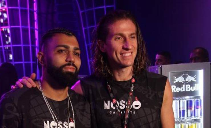 Filipe Luís e Gabigol prestigiam Desfile das Campeãs em camarote no Rio