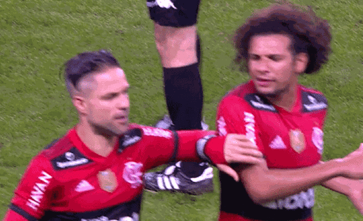 Jogadores do Fla discutem e clima esquenta no intervalo contra o Grêmio