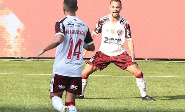 Michael ressalta força do elenco do Flamengo após virada sobre o Palmeiras