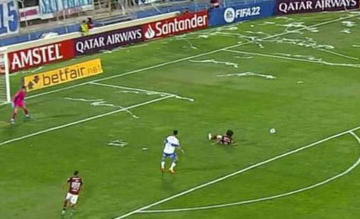 Arão escorrega, quase complica o Flamengo e irrita torcedores; veja o lance