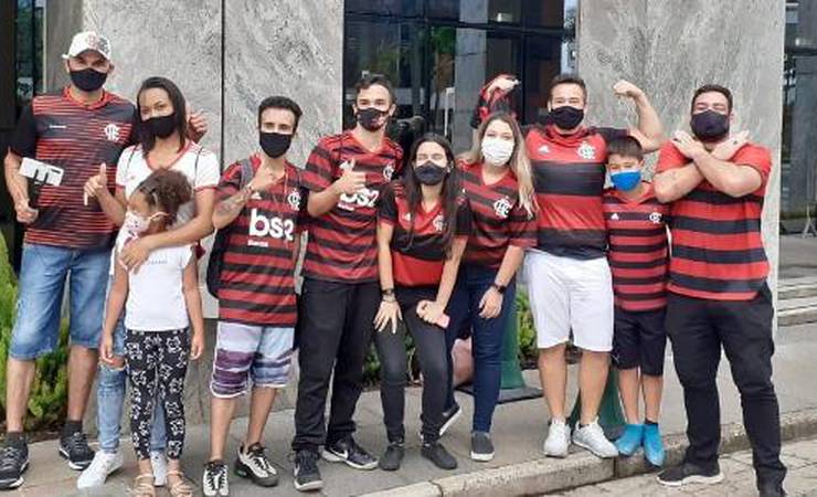 Flamengo chega a São Paulo e é recebido por grupo de rubro-negros